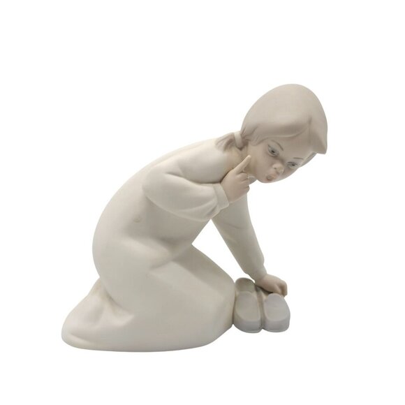 Lladro Porcelain Figurine Girl Kneeling Shoes Soft Matte Finish Handmade #4523 - Picture 1 of 7